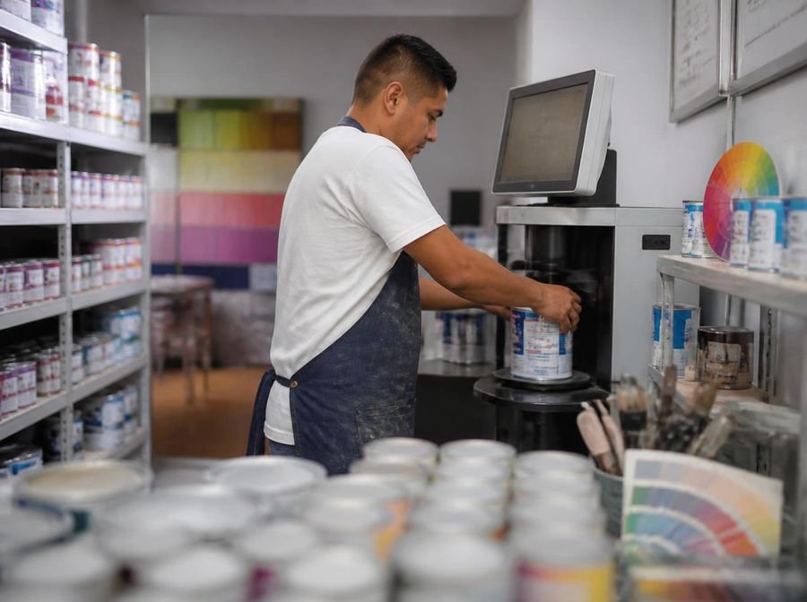Preparación de pintura con máquina tintométrica